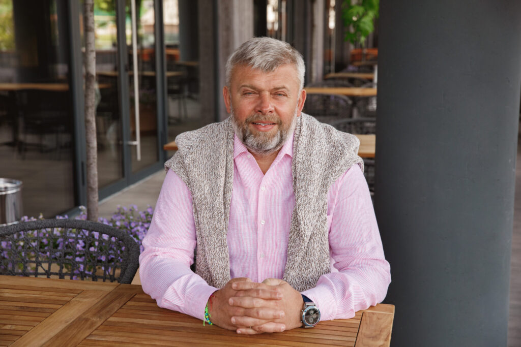 emily resort власник